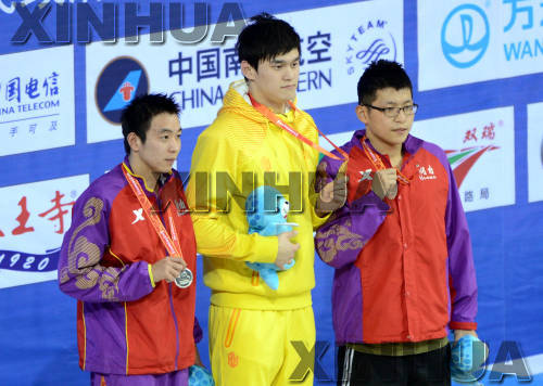 游泳——男子1500米自由泳举行颁奖仪式