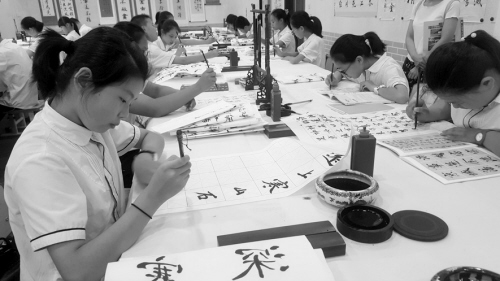 43中学有书法社团 语文考试中设书法分值