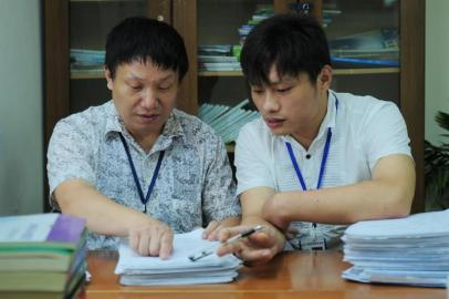 农民家贫弃上大学 痴迷数学携千页书稿异乡拜