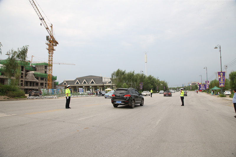 抚顺交警多措做好暑期旅游景点道路交通管理工
