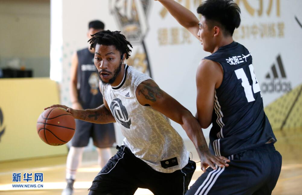 NBA球星罗斯化身教练指导沈阳三十一中训练