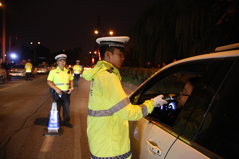 抚顺交警:守法出行 平安归家