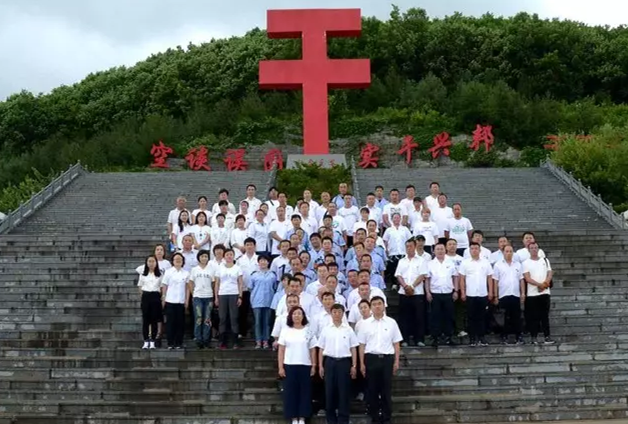 沈鑫公司党员走进大梨树体会 干 字精神