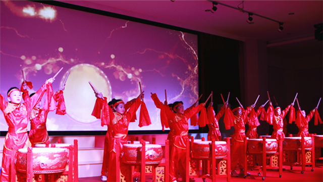 学生进行击鼓表演