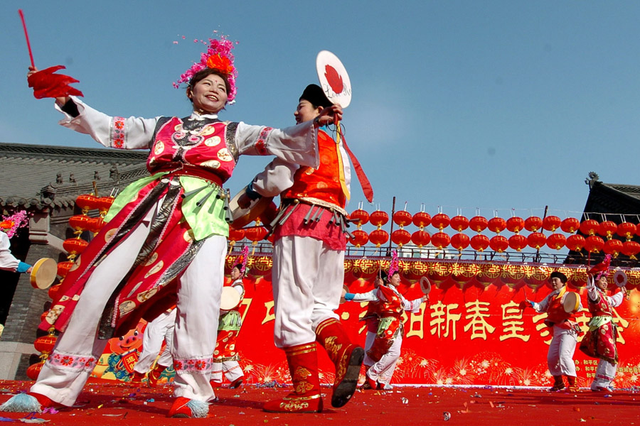   2007年2月10日,演员在沈阳皇寺庙会上表演满族风俗歌舞