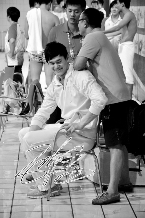 孙杨顶着扁桃体发炎坚持训练