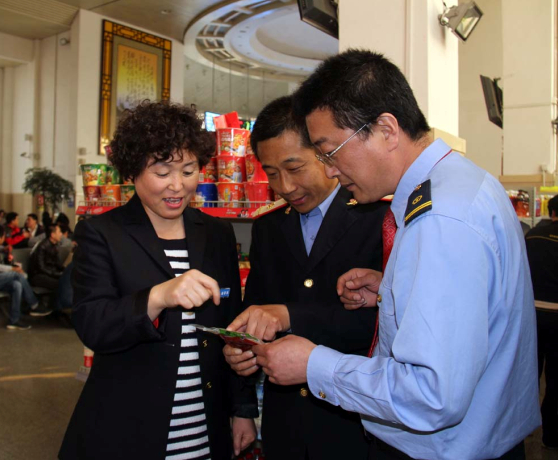 组织专门力量在节日期间对销售食品质量进行检