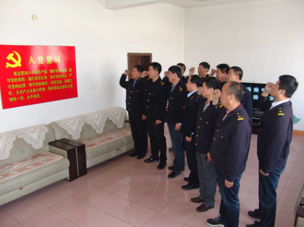 通辽机务段党委班子重温入党誓词强化忠诚理念