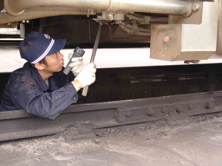 通辽机务段党委发挥党员作用为走行部把关