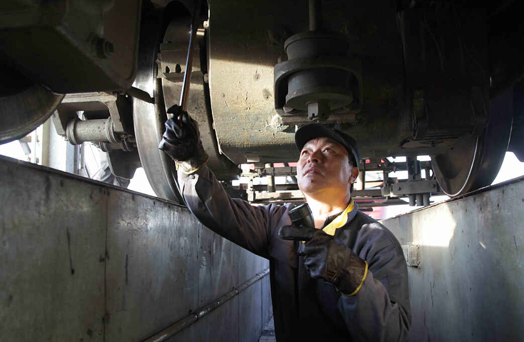 通辽机务段强化走行部检查