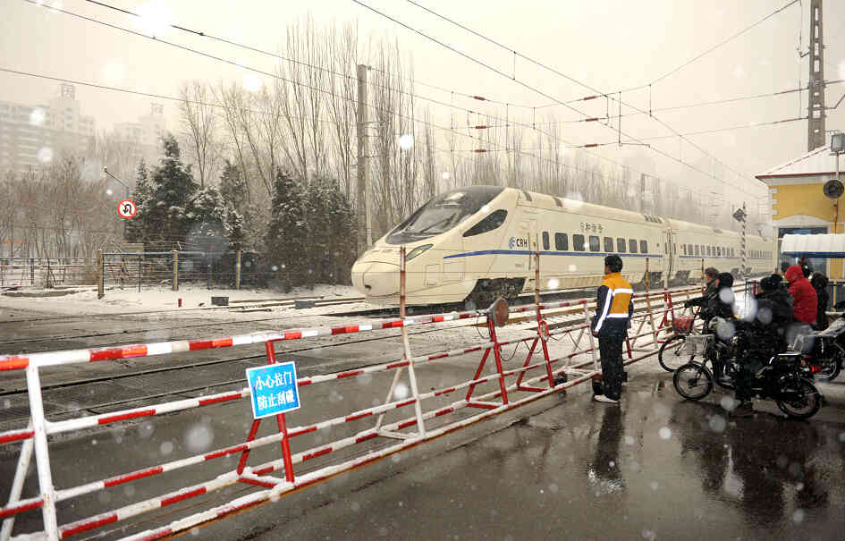 动车组列车安全驶过沈吉线道口