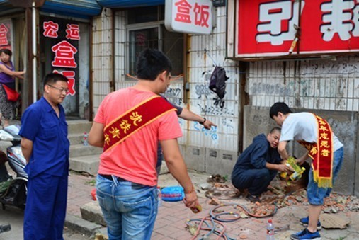 锦州房产段团委开展暑运送清凉活动