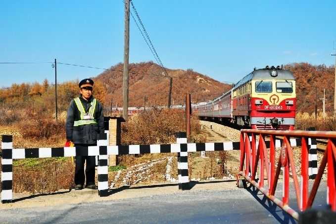 丹东工务段道口员标准化接车保安全