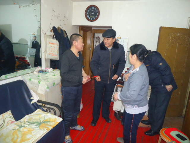 通辽机务段启动节前访贫问苦活动