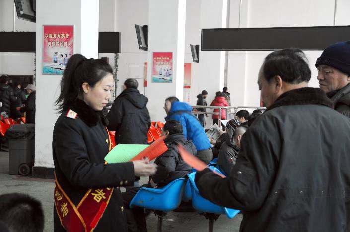 苏家屯站组织青年志愿者服务春运__新华网辽