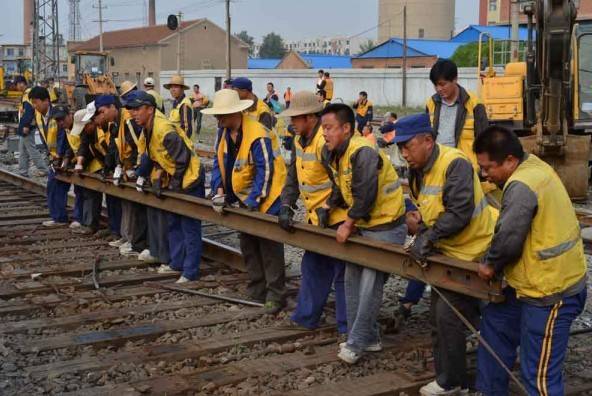 四平工务段严格执行施工作业标准