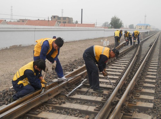 通辽工务段精心养护客车径路道岔