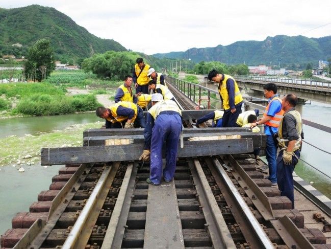 丹东工务段进行更换桥枕施工作业