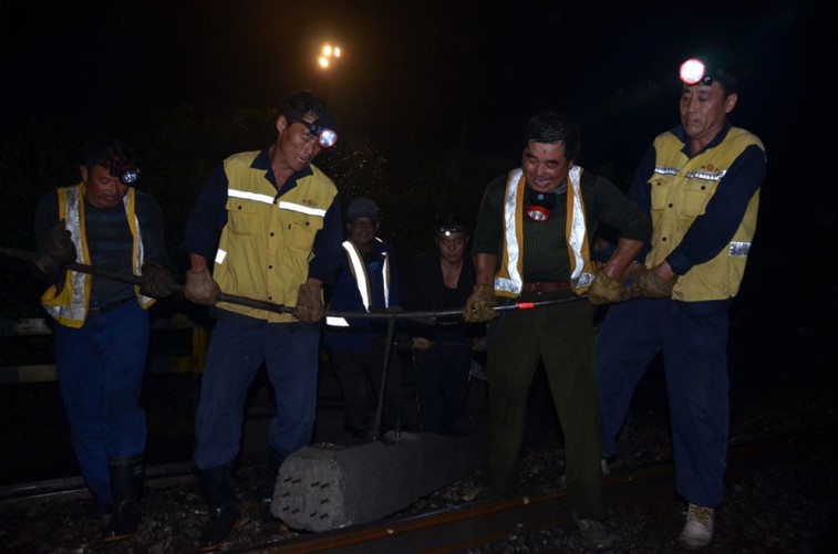 丹东工务段职工进行更换曲线Ⅲ轨枕作业