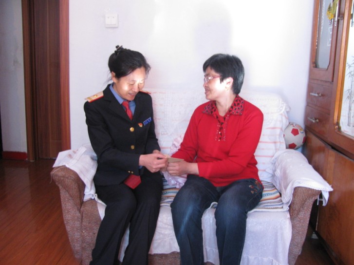 丹东站关心关爱困难职工