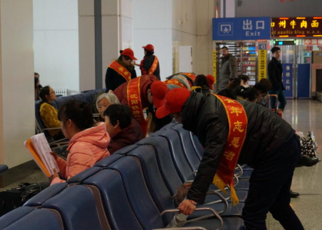 锦州房产段青年团员用实际行动传承雷锋精神